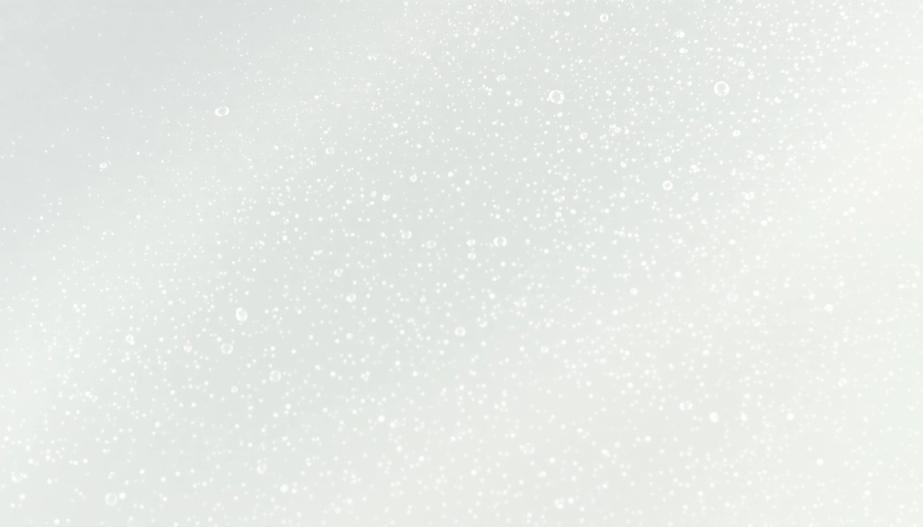Kolloidales Silber 100 ppm in einem eleganten Glasgefäß beleuchtet von sanftem Licht, das seine hohe Reinheit betont.