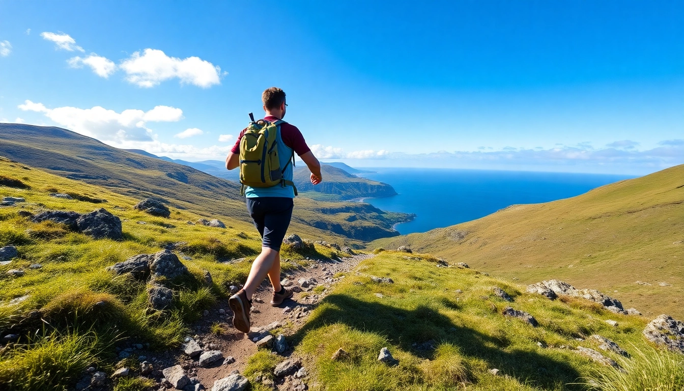 Wanderer auf dem Beara Way Irland, umgeben von grünen Hügeln und der Küstenlinie.
