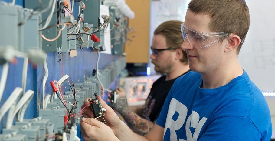 Prüfung ortsfester elektrischer Anlagen bei Neubauten: Wichtige Aspekte
